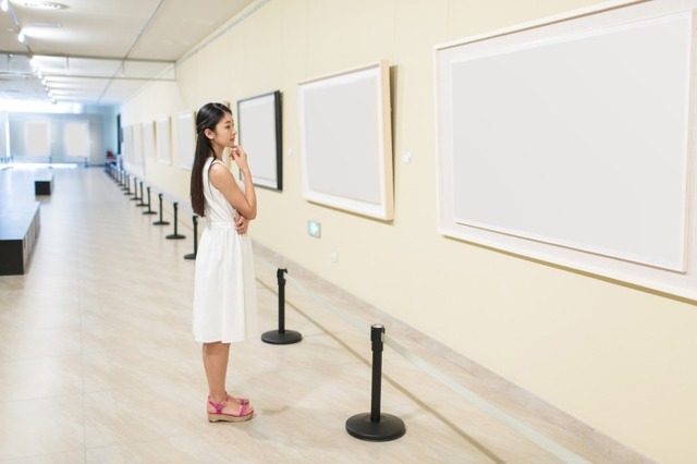 画廊で絵画を眺める女性
