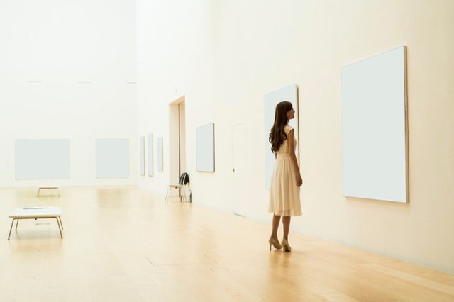美術館で作品を見る女性